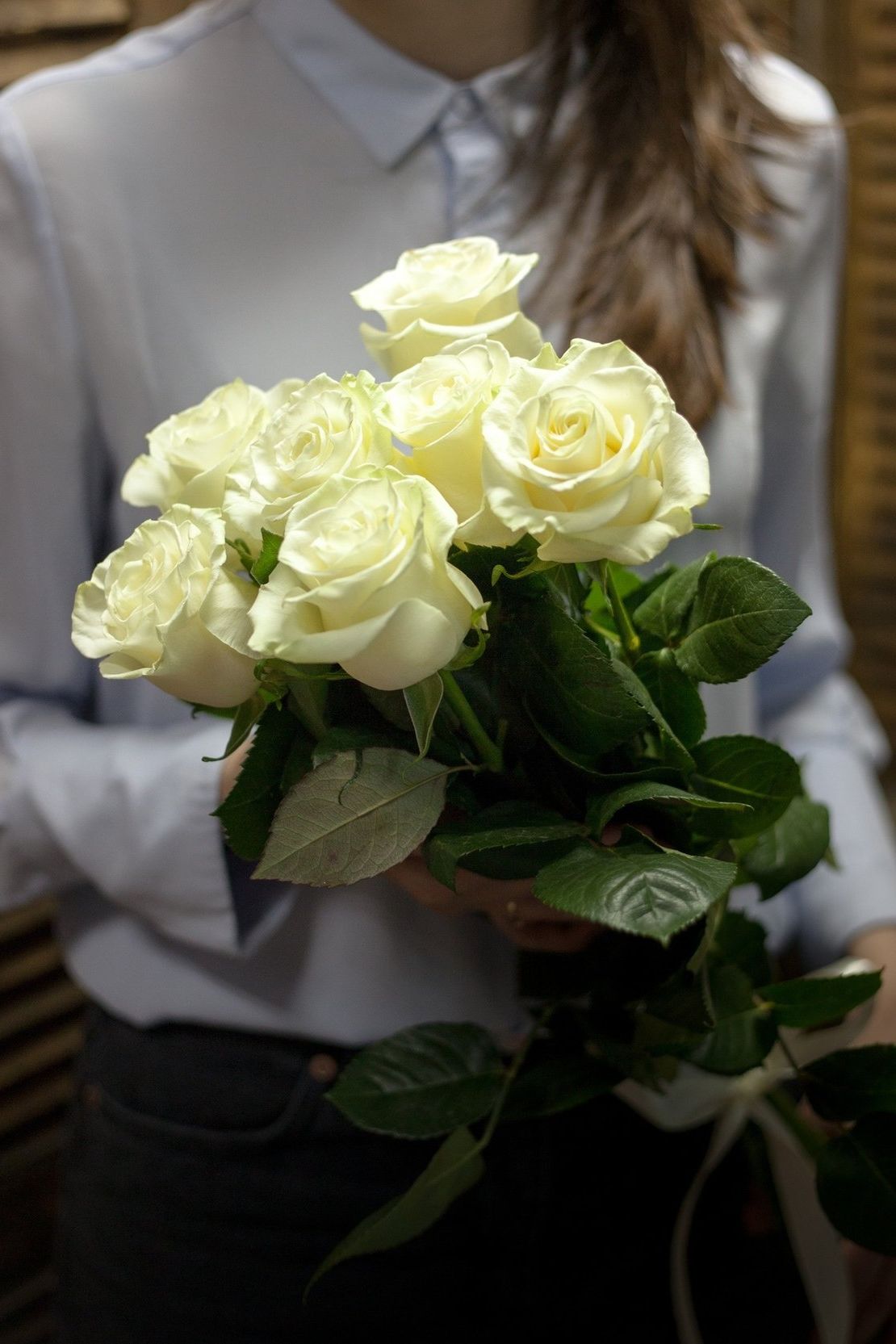 шляпная коробка с розами и гипсофилой для подарка в Пскове