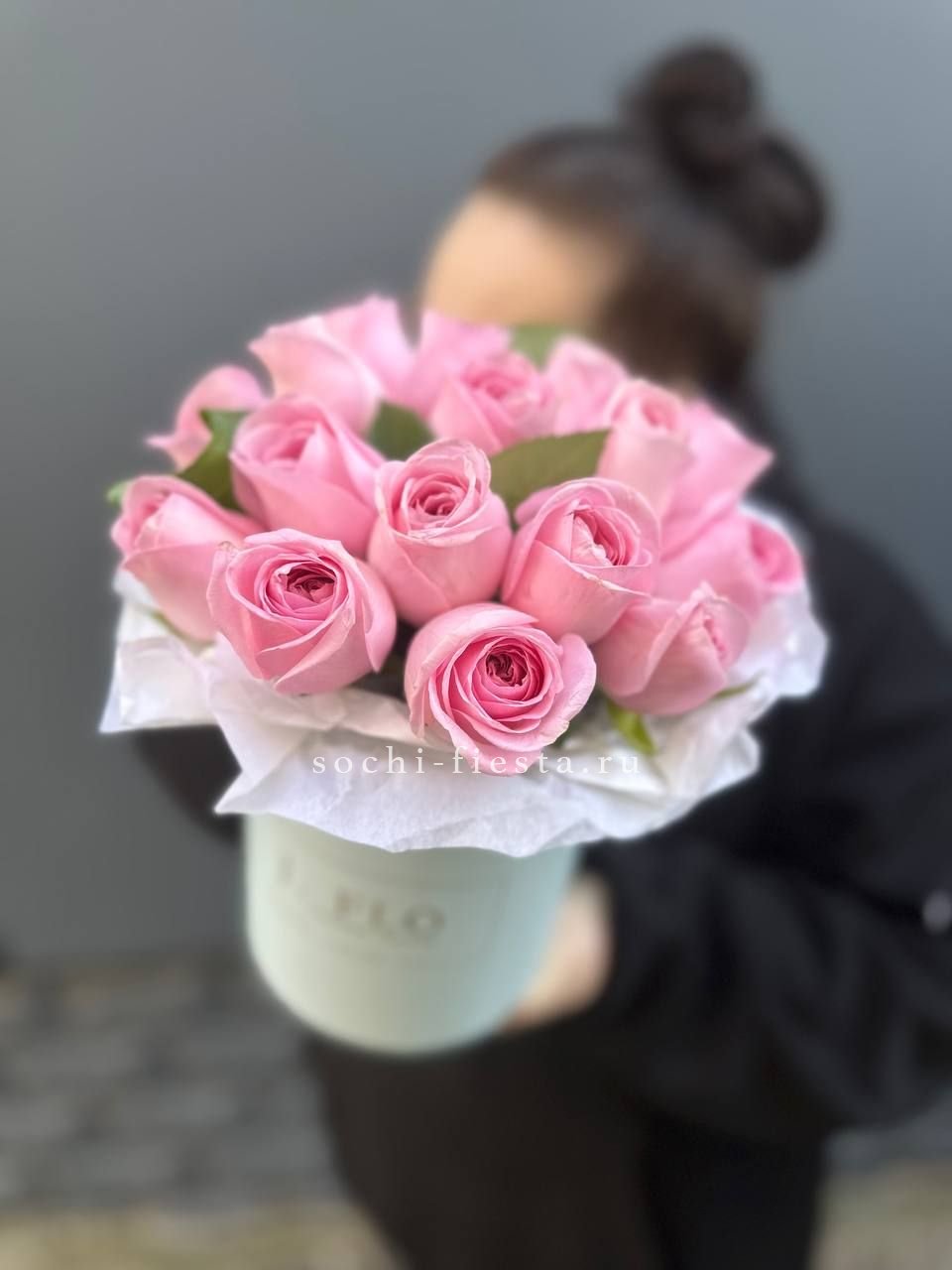 шляпная коробка с розами и хризантемами для студии флористики в Пскове