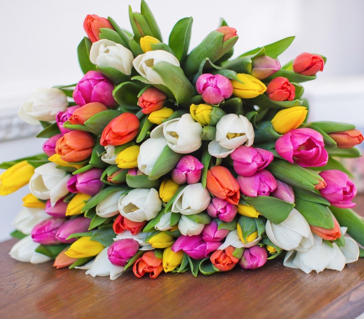 корпоративная композиция с розами и хризантемами для офиса в Пскове