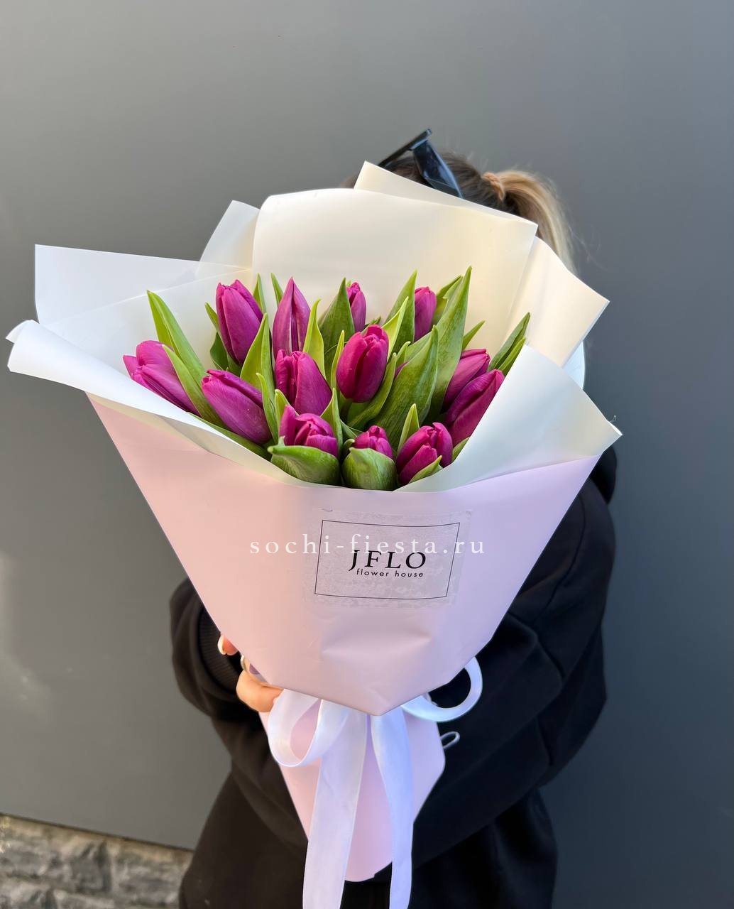 видовой каталог с розами и пионами в студии флористики в Пскове