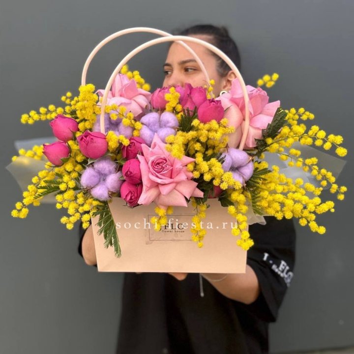 Сумочка мимозы и роз "Примавера" в Пскове