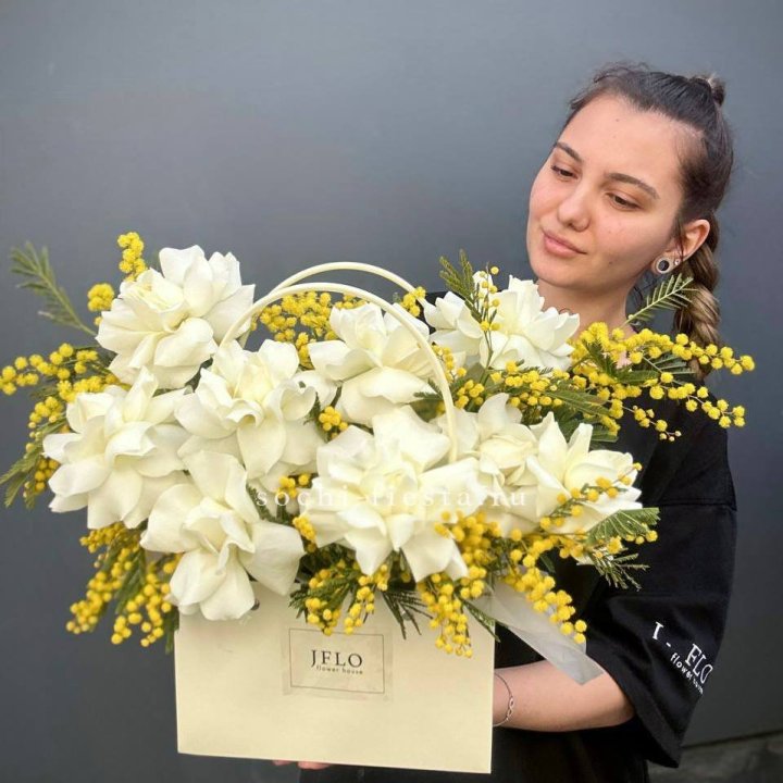 Французские Розы и мимоза  в сумочке  в Пскове