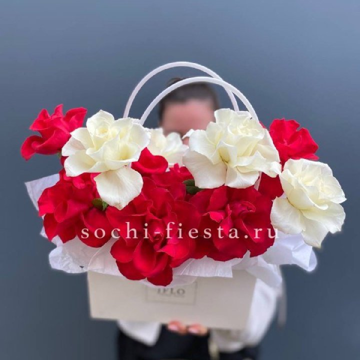 Сумочка  красных и белых роз в Пскове