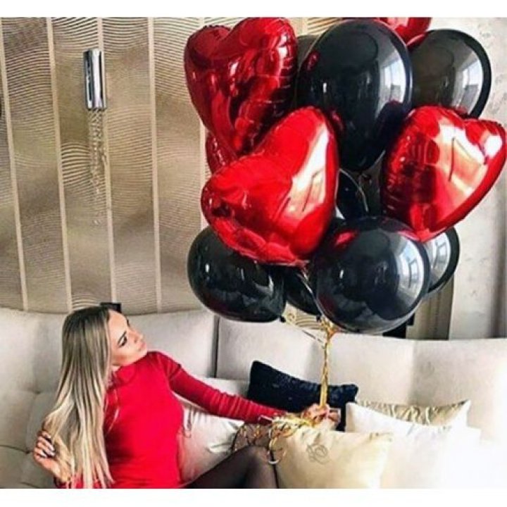 Фонтан из красных сердец с чёрными шарами  в Пскове