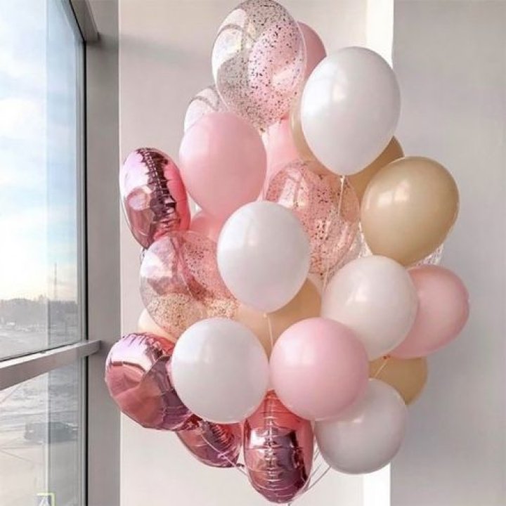 Фонтан шаров розового и белого цветов в Пскове