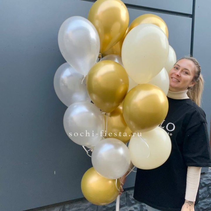 Облако шаров из белого и золотого оттенков в Пскове