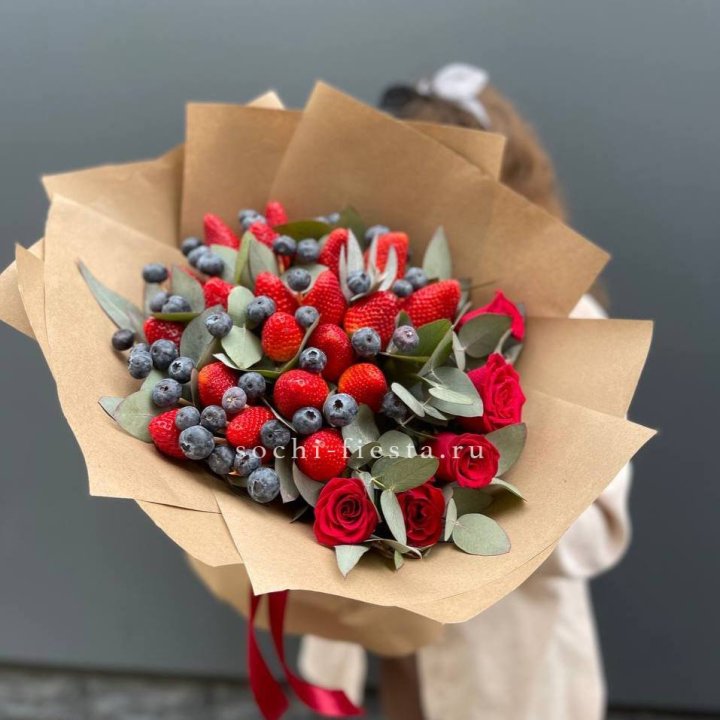 Клубника и голубика с цветами в Пскове