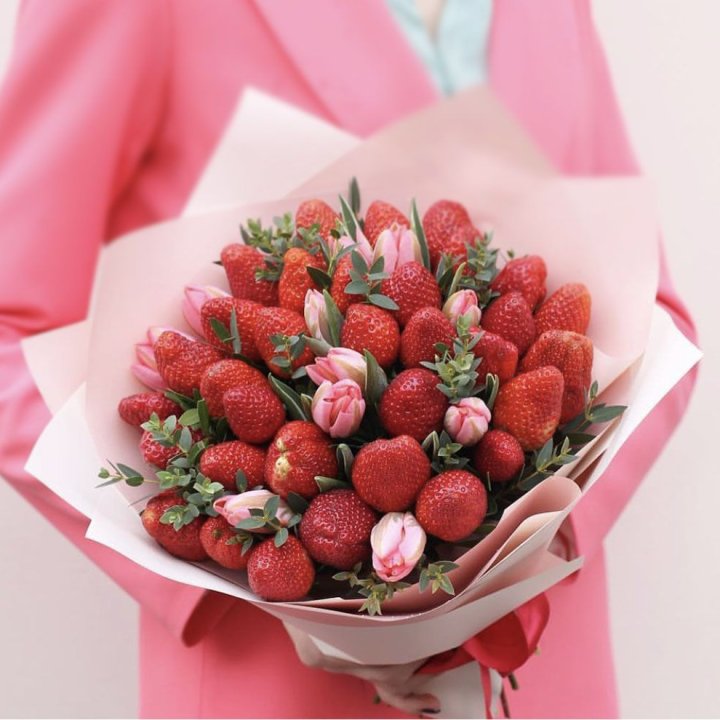 Тюльпаны и клубника в Пскове