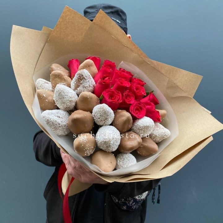 Розы и клубника в шоколаде Мерси в Пскове