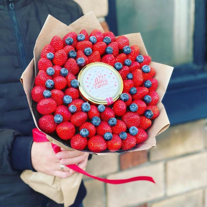 "Клубника и мёд" в Пскове