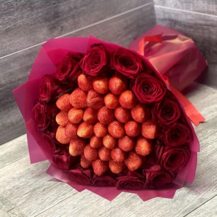 Клубничный букет с розами в Пскове