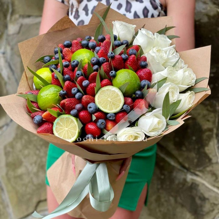 Ягодно-цитрусовый букет с розами в Пскове