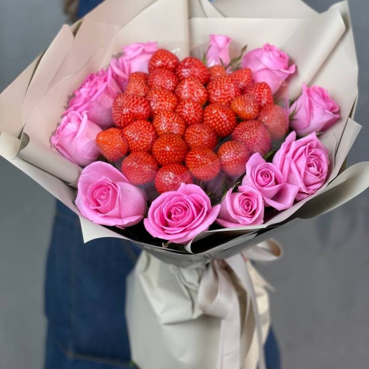 Клубника и розы в Пскове