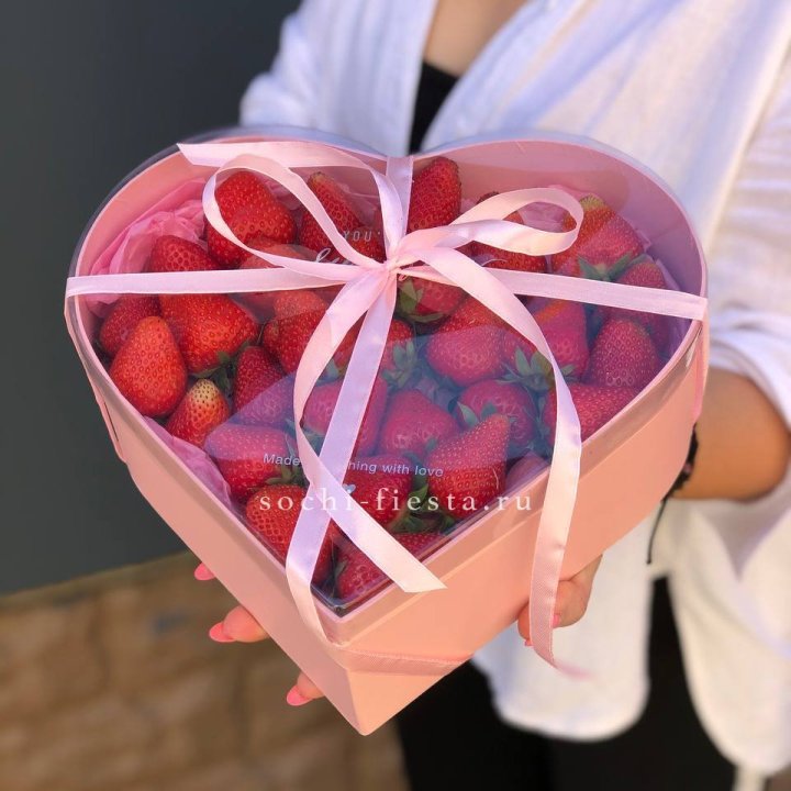 Коробочка сердце  с клубникой в Пскове