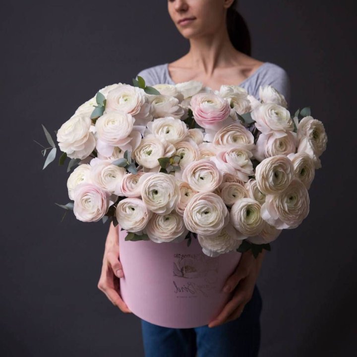 Бокс с ранункулюсами в Пскове