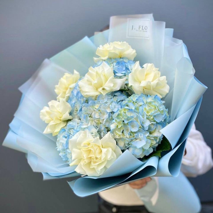  Букет из голубых гортензий и роз  в Пскове