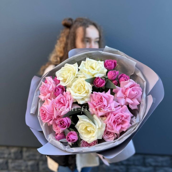 Букет французских и пионовидных роз в Пскове