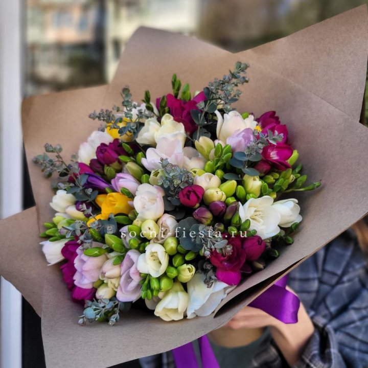 Букет фрезий "Радуга" в Пскове