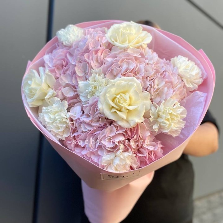  Букет гортензий и роз  в Пскове