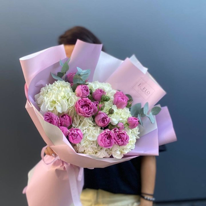 Букет белых гортензий и пионовидных роз  в Пскове