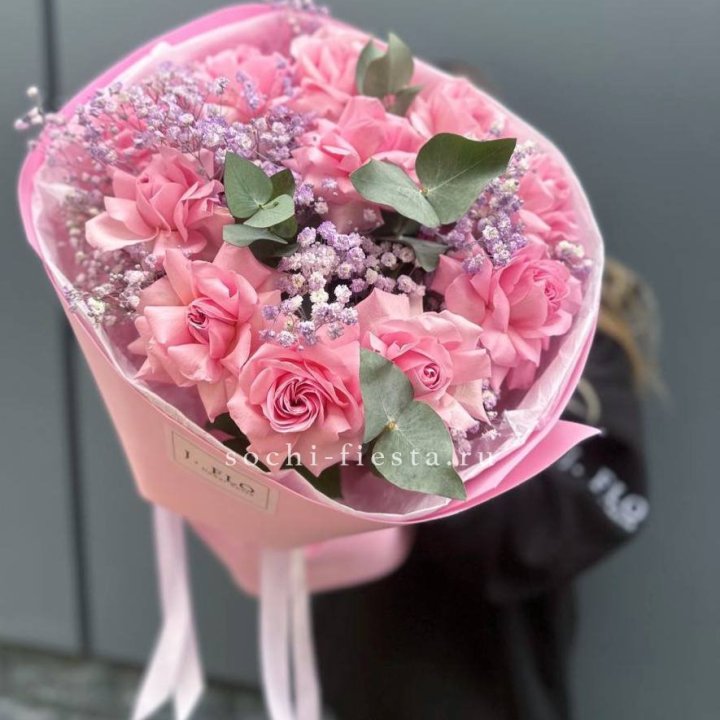 Розовые французские розы с гипсофилой в Пскове