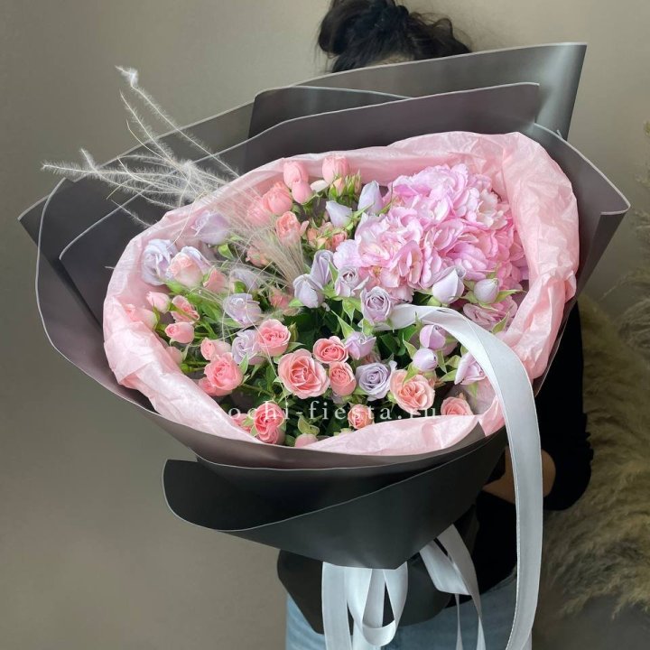  Букет гортензии и роз "Саперави" в Пскове