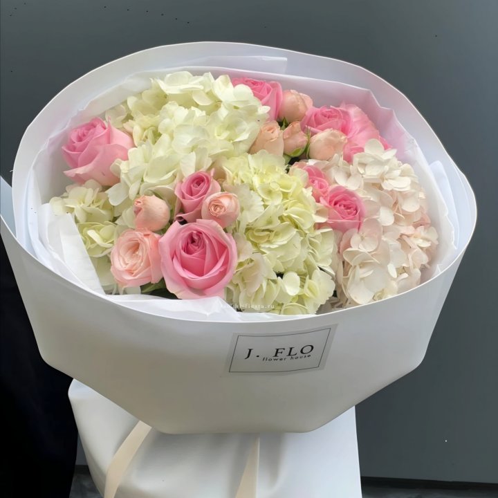  Букет гортензии и роз  "Тиамо" в Пскове