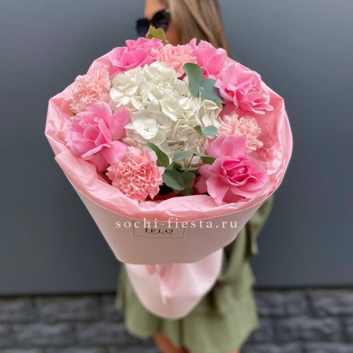  Букет роз и гортензии "Навола" в Пскове