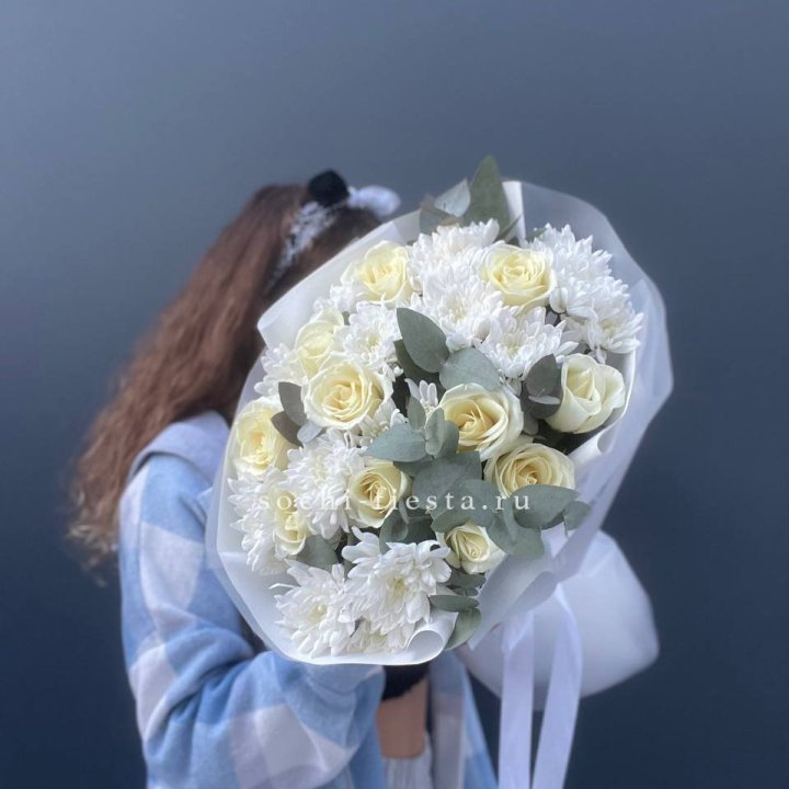  Букет белых роз с хризантемой  в Пскове