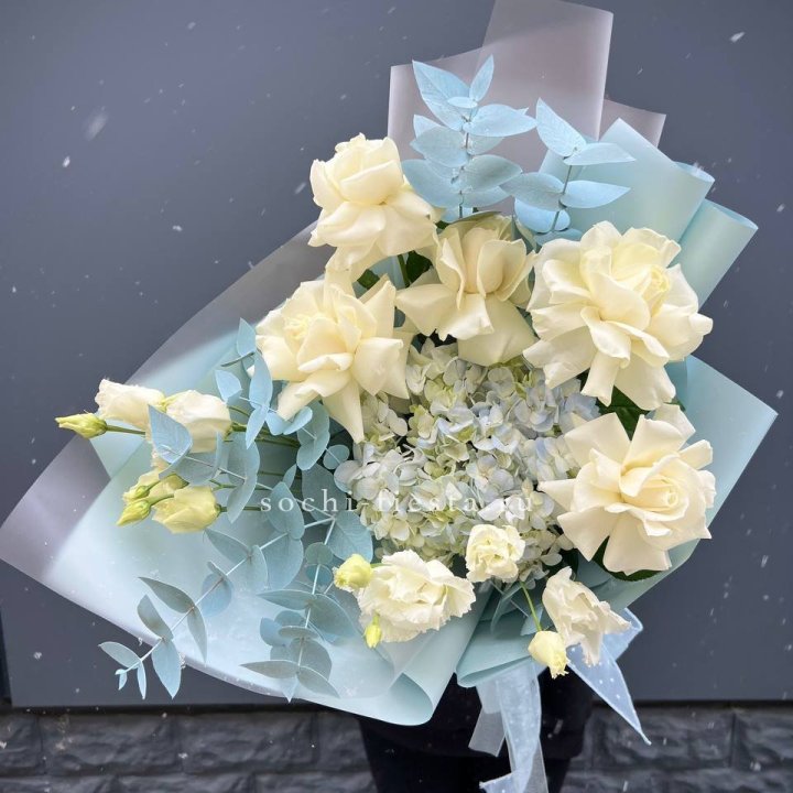 Букет с гортензией и белыми французскими розами в Пскове
