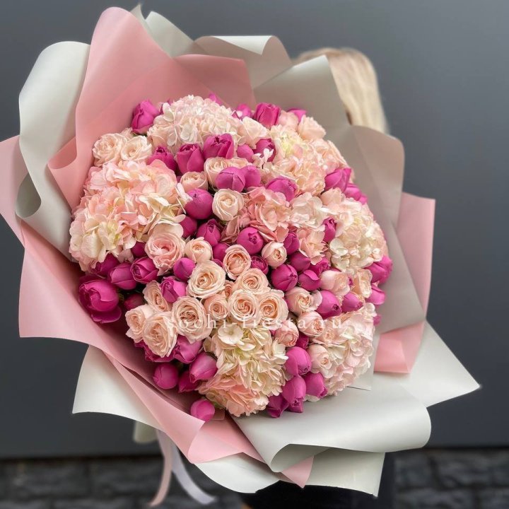 Букет кустовые розы и гортензия в Пскове