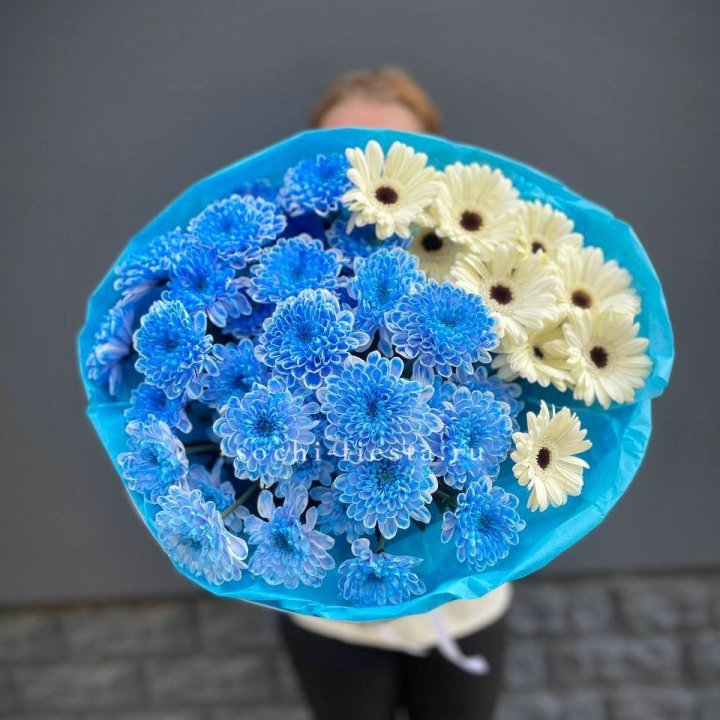 Букет хризантем и гербер в Пскове