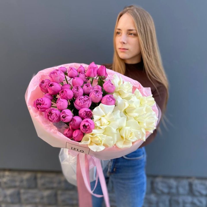 Дуо белых и кустовых роз в Пскове