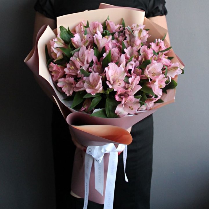 Букет розовых альстромерий в Пскове