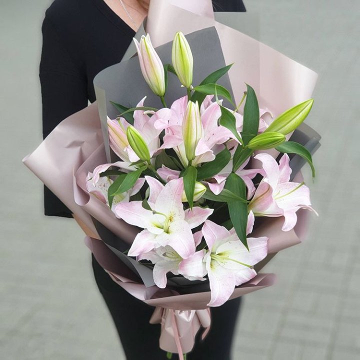 Букет розовых лилий в Пскове