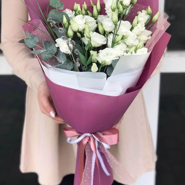 Эустомы с эвкалиптом в Пскове