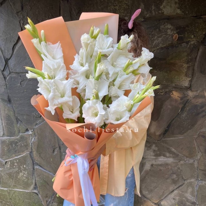 Букет белых гладиолусов  в Пскове