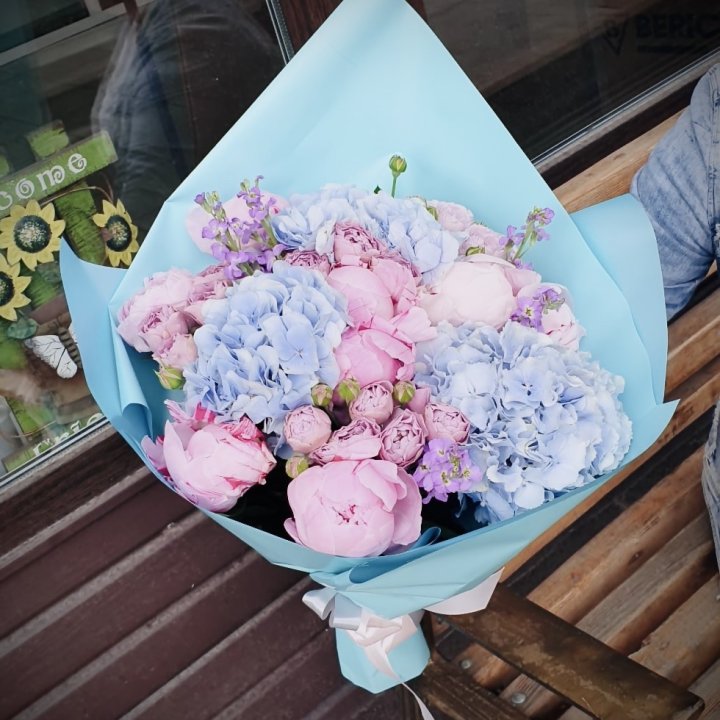 Букет с гортензиями "Блубери" в Пскове