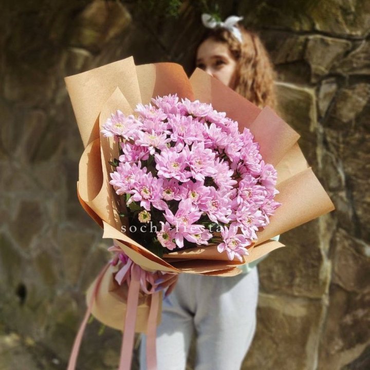 Букет хризантем в крафте в Пскове