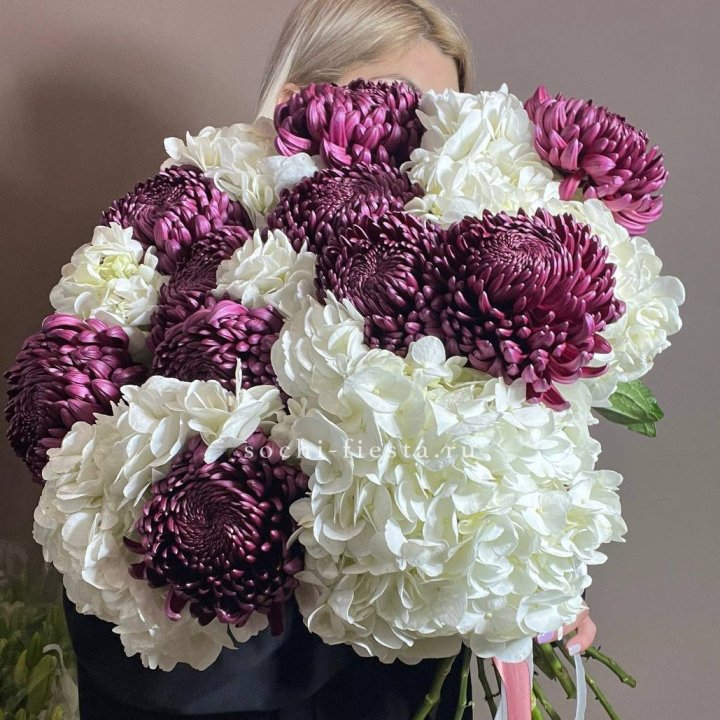 Охапка Бигуди и гортензий в Пскове