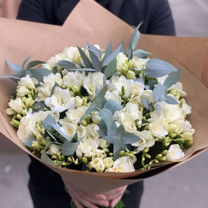 51 фрезия с эвкалиптом в Пскове