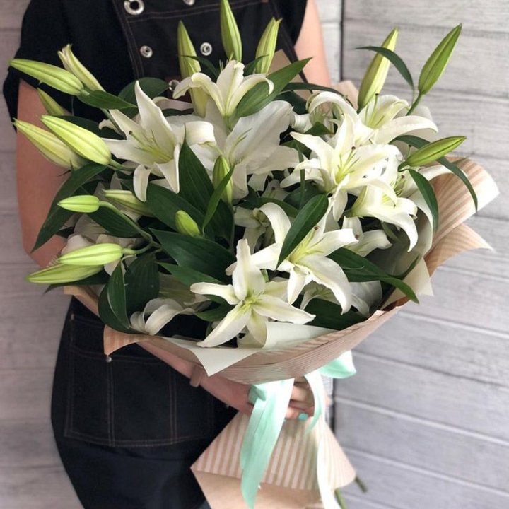 Букет белых лилий в Пскове