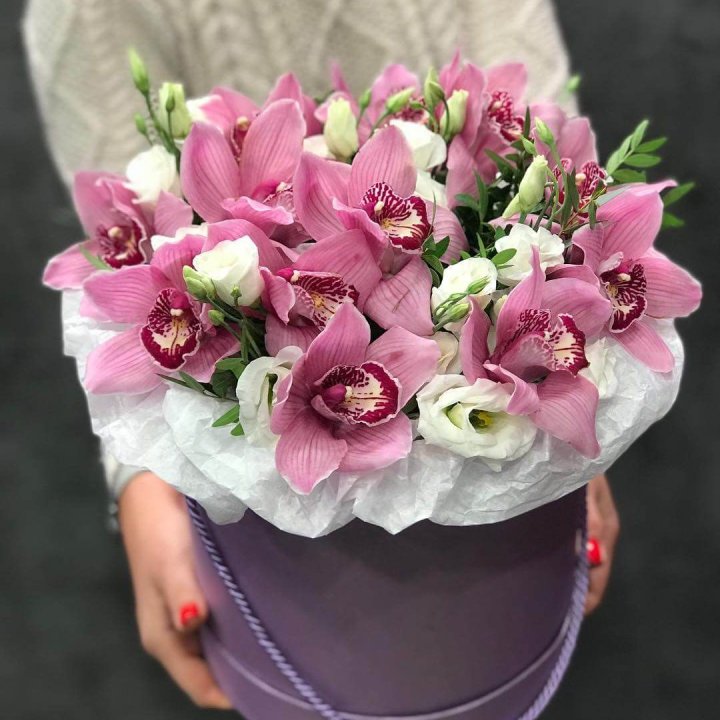 Орхидея и эустома в шляпной коробке в Пскове