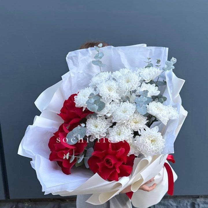 Дуо розы и хризантемы в Пскове