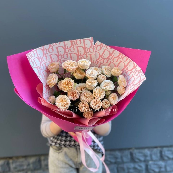 9 пионовидных роз в Пскове