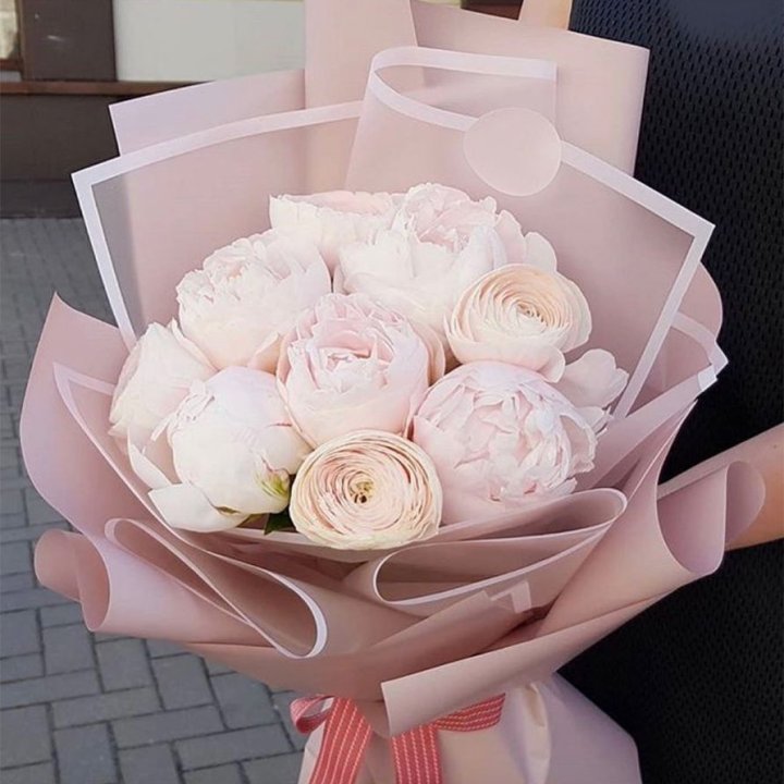 Пионы и ранункулюсы в Пскове