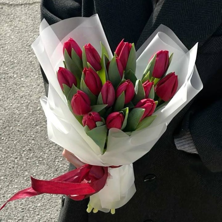 15 красных тюльпанов в Пскове