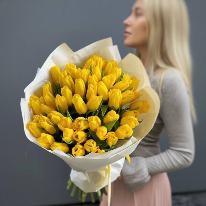 51 желтый тюльпан в Пскове
