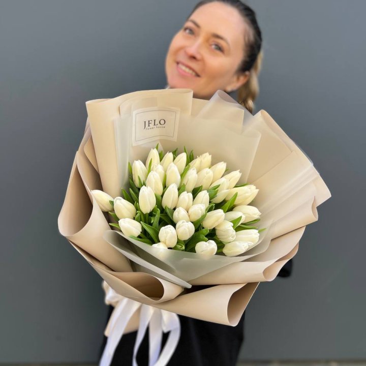 35 белых тюльпанов в Пскове