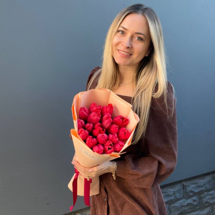  19 красных тюльпанов в Пскове